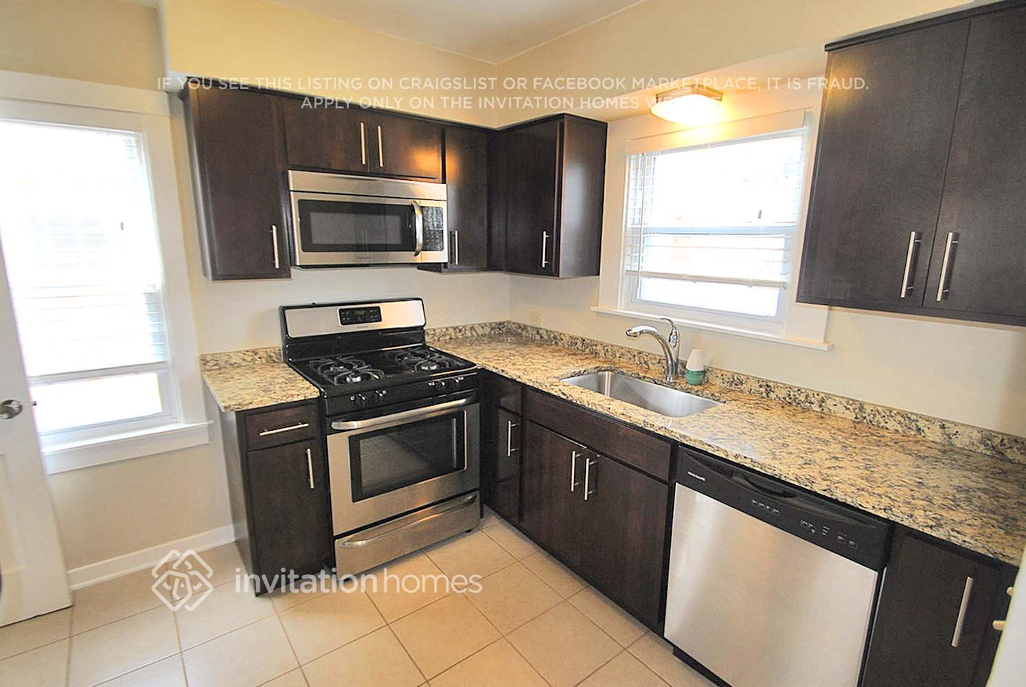 Building Photo - 3242 N Oconto Ave