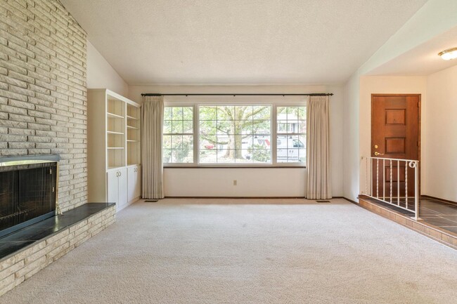 Building Photo - Spacious, well-cared for 4-bdrm/3-bath spl...