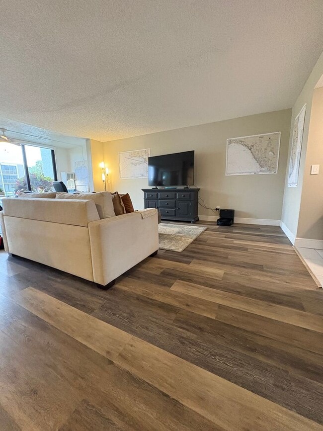 Building Photo - (55+) 1/1.5 WATERFRONT in Circle Bay Yacht Club