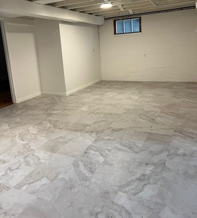 Building Photo - 4 Bedroom Home in Holladay
