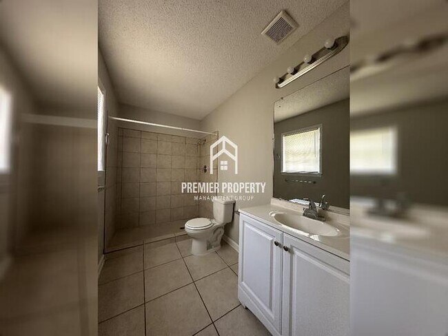 Building Photo - 5288 Oak Meadow Ave
