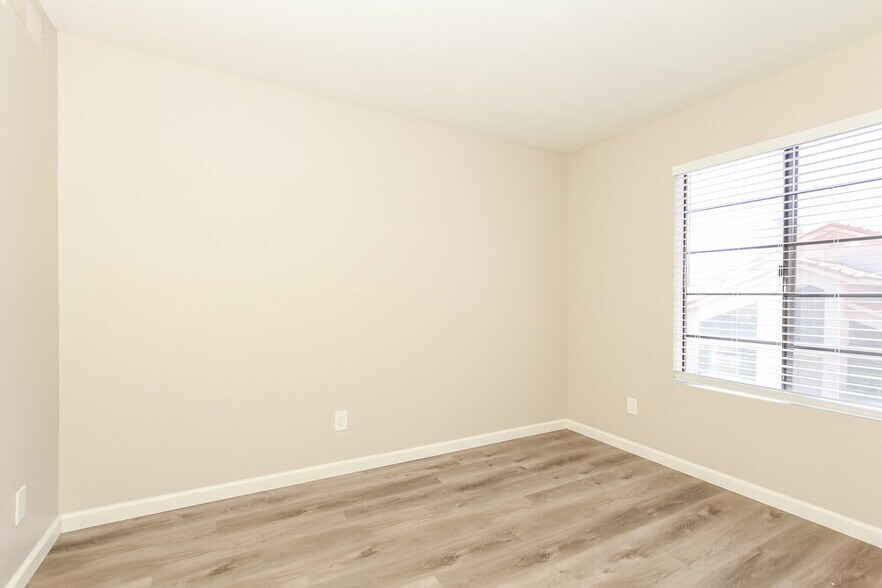 Building Photo - 4546 E Villa Theresa Dr