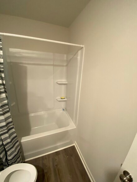 Building Photo - 427 Silo Ct