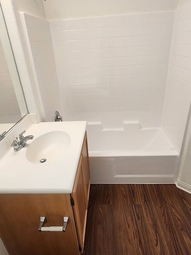 Building Photo - 2 Bedroom Townhome w/Attached 1 Car Garage...