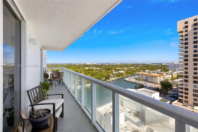 Building Photo - 2457 Collins Ave