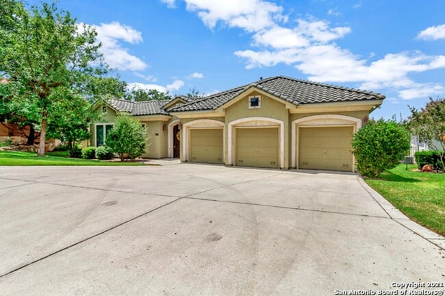 Building Photo - 4 Bedroom/4 Bath Champion Ridge Subdivision