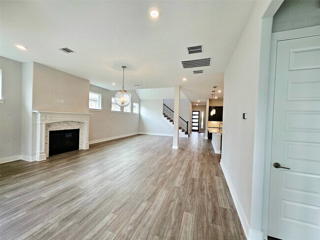 Building Photo - 15822 Pilot Knob Dr