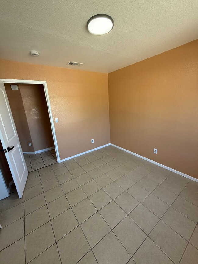 Building Photo - Available Now! Move-In Ready