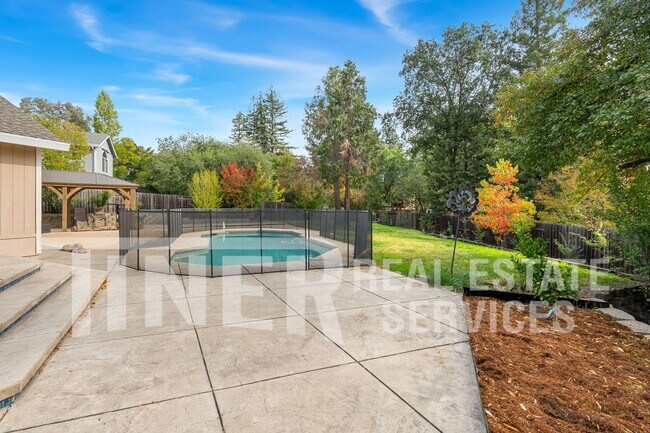 Building Photo - 3065 Cerro Cir