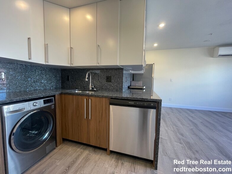 Building Photo - 1028a Commonwealth Ave