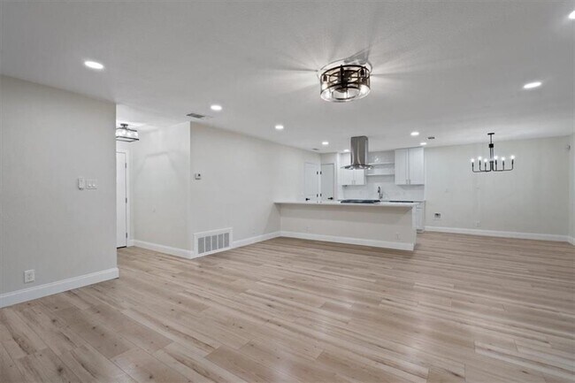 Building Photo - 304 Skyloop Dr