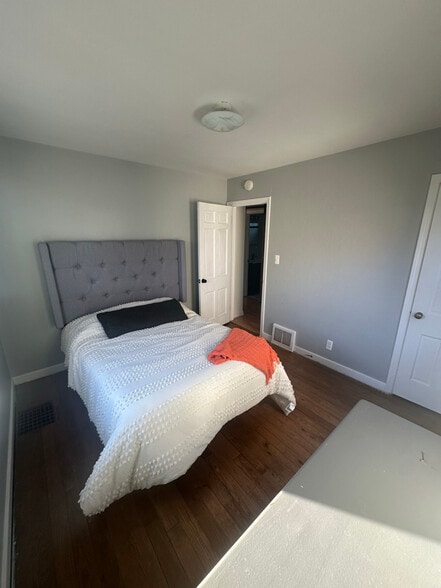 Building Photo - 1336 W Summit Ave