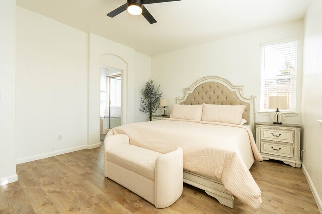 Building Photo - 1894 Pyramid Creek Dr