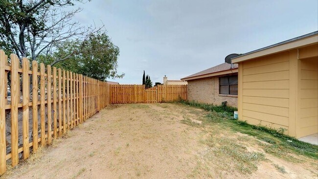 Building Photo - Northeast El Paso 5bed Refrig A/C house in...