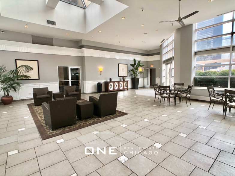 Building Photo - 525 N State St