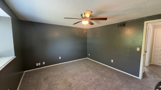 Building Photo - 2 bedroom 1.5 bath duplex - Edmond Schools- August Move In