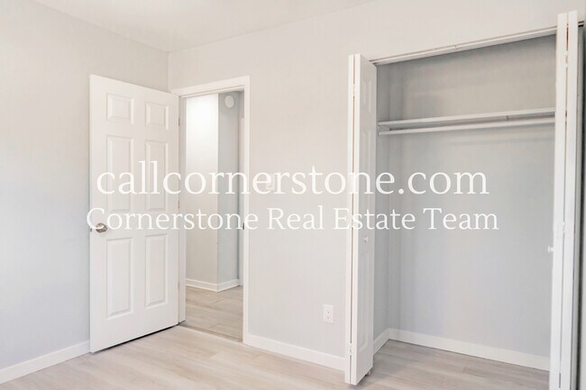 Building Photo - 935 Hayden Dr