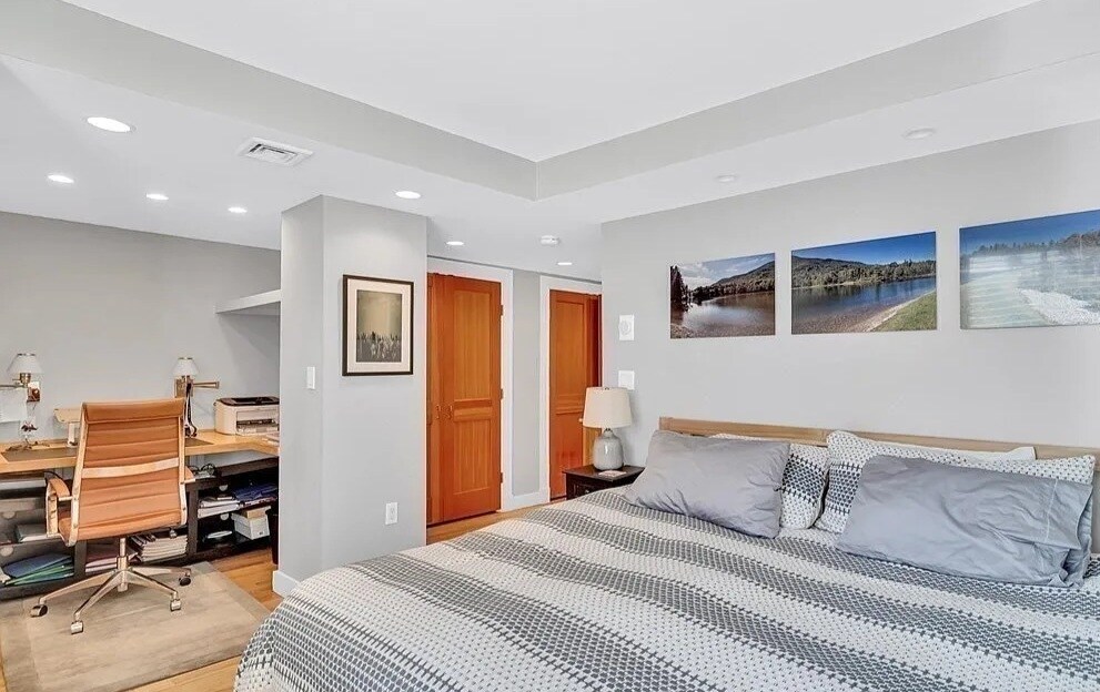 Bed room with a study area - 60 Longwood Ave