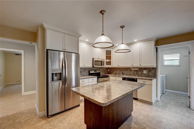 Building Photo - 8760 Azalea Ct