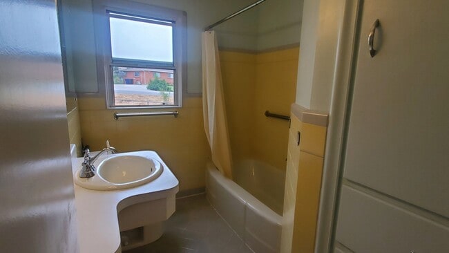 Building Photo - Spacious 2 Bd Main Level Duplex