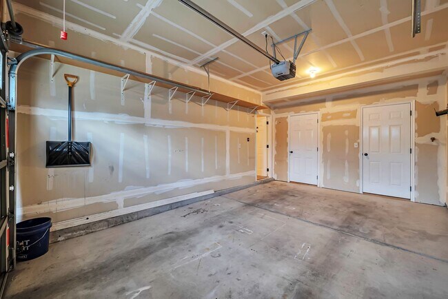 Building Photo - Beautiful Riverton Townhome in Gated Community w 1 car garage attached