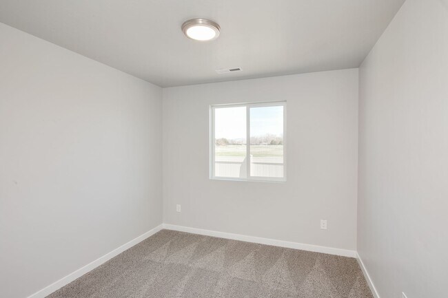 Building Photo - Beautiful 4 Bedroom Upscale Home