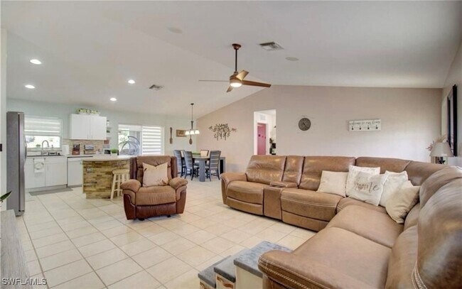 Building Photo - 836 Woodridge Cir