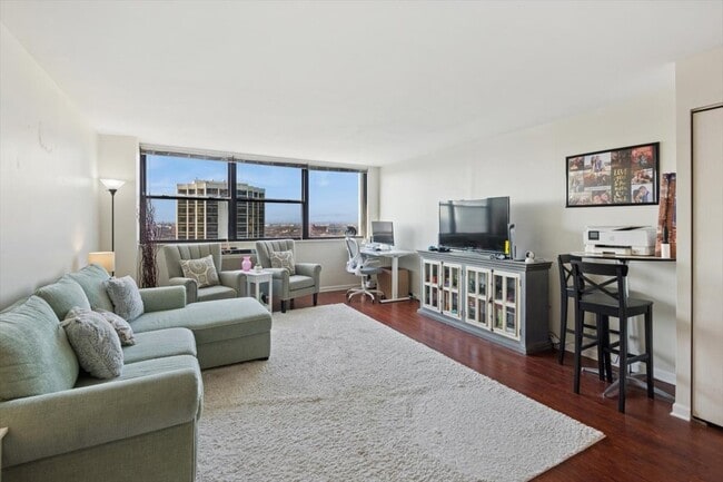 Building Photo - 2700 N Hampden Ct