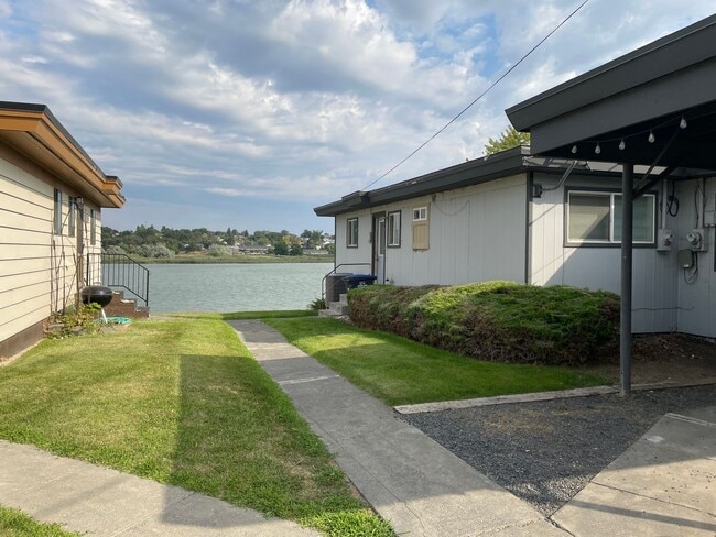 Building Photo - Lake View Apartment for Rent!!!