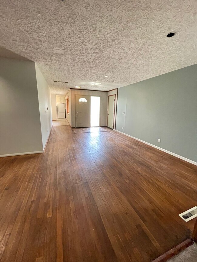 Building Photo - SINGLE FAMILY HOME - Fenced yard