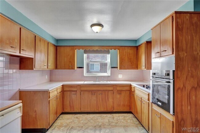 Building Photo - 626 Kenmore Ave