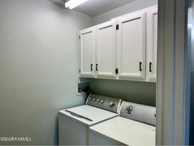 Building Photo - 200 Lodge Dr