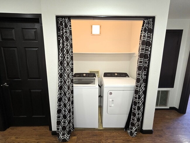 Building Photo - Modern Remodeled Condo with 3 Ensuite Bedr...