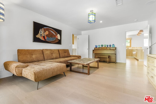 Building Photo - 375 S Surfview Dr