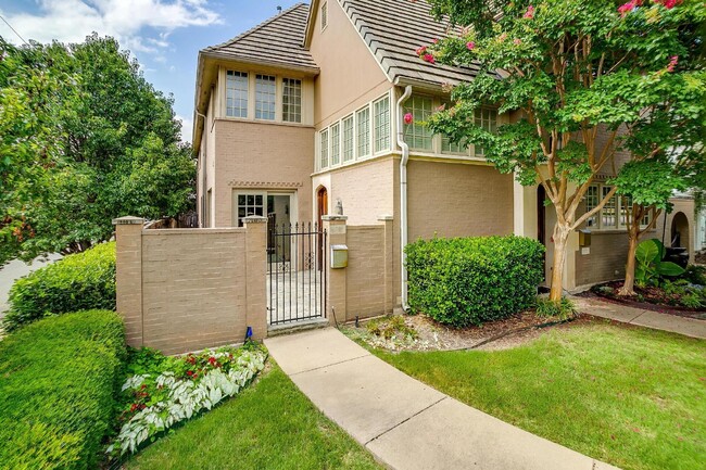 Building Photo - Spacious Townhome Steps Off Camp Bowie!