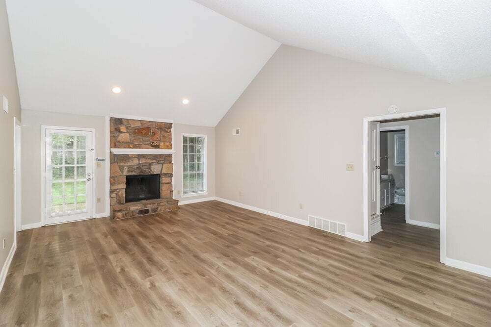 Building Photo - 6049 Lawnhill Dr