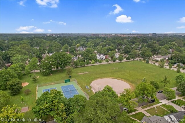 Building Photo - 2120 Buckingham Ave