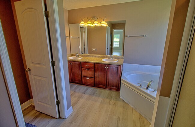 Building Photo - 305 Largo Ct