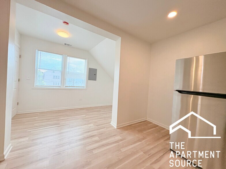 Building Photo - 3140 N Kimball Ave