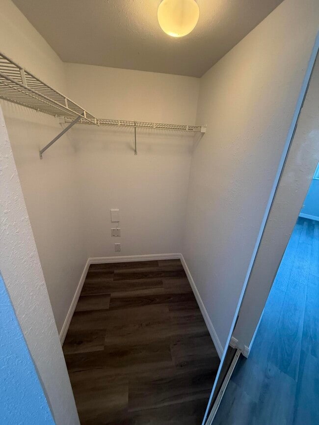 Building Photo - 1700 Crestwood Ct S