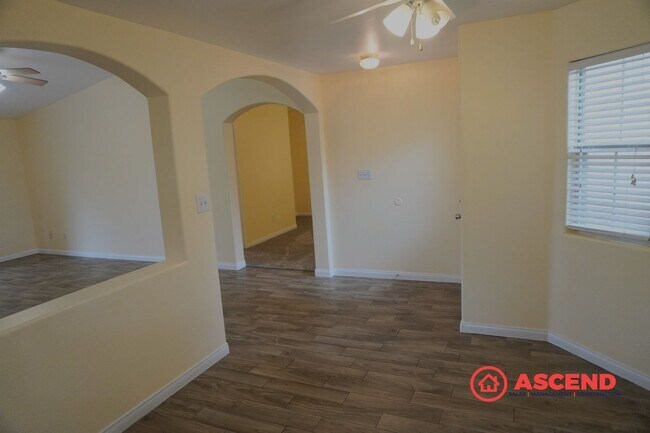 Building Photo - North Bakersfield 3 Bed + Den | Spacious Yard