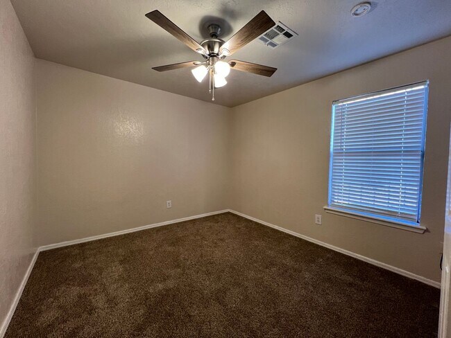 Building Photo - 3815 SW Hickory Ln