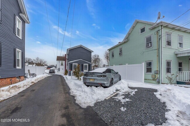 Building Photo - 12 Main St