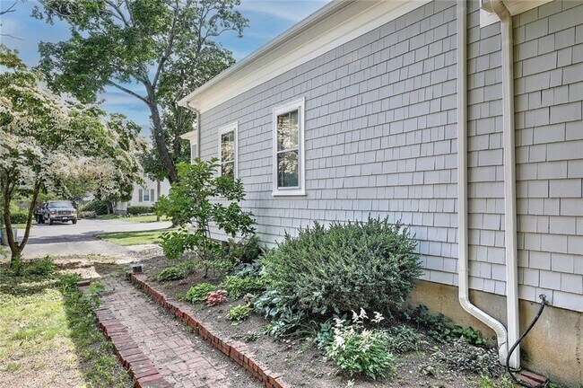 Building Photo - 25 Anoka Ave