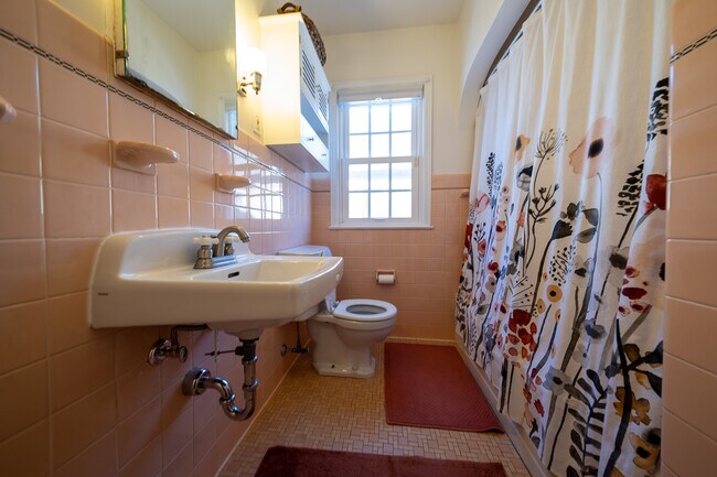 Building Photo - 2626 N Vincent Ave