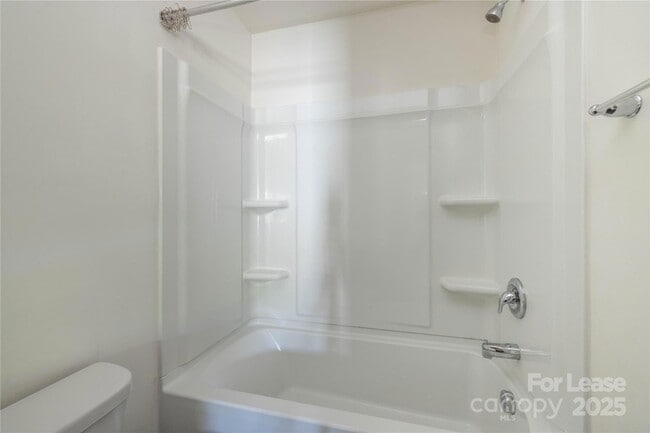 Building Photo - 710 Yorkshire Dr