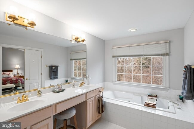 Building Photo - 150 Rees Pl