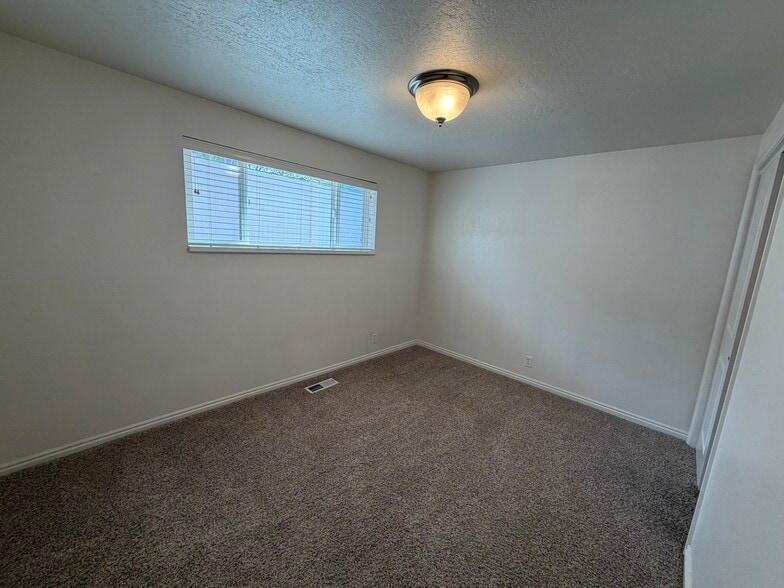 Building Photo - 1633 S 740 E