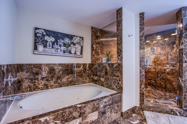 Building Photo - Absolutely stunning high rise loft at Metr...