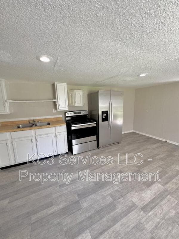Building Photo - 6131 NE Vivion Rd
